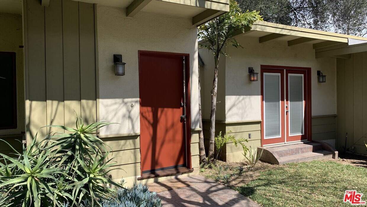 Primary Photo - 422 1/2 N Avenue 66