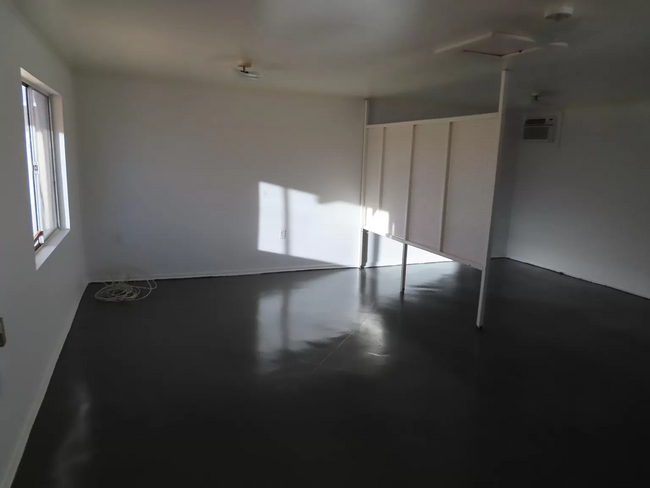 Foto del edificio - 858 E Prince Rd