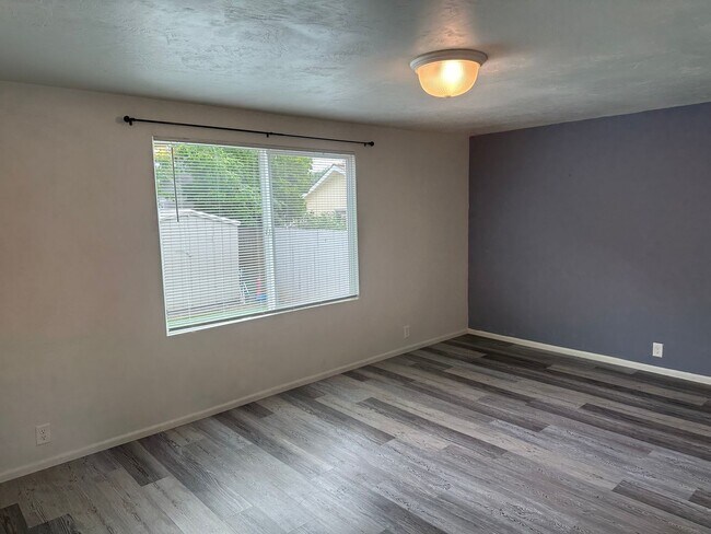 Foto del edificio - Updated 2 bed 1 bath house in Springfield!
