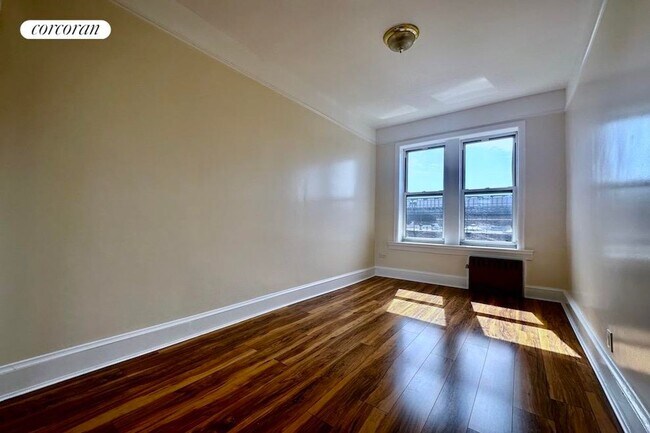 Foto del edificio - 594 E 2nd St