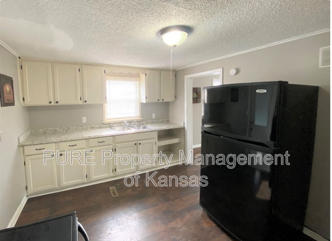 Building Photo - 204 SW Macvicar Ave