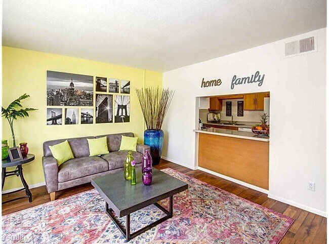 Building Photo - 2 br, 1 bath Townhome - 3203 E Seneca St 2/1