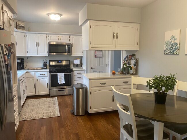 Building Photo - 846 Mandrake Dr