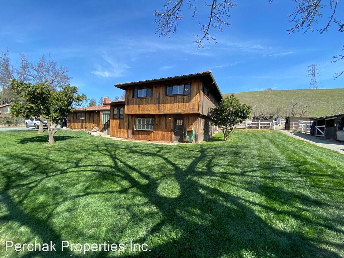 Primary Photo - 4 br, 3 bath House - 1330 Castle Rock Road