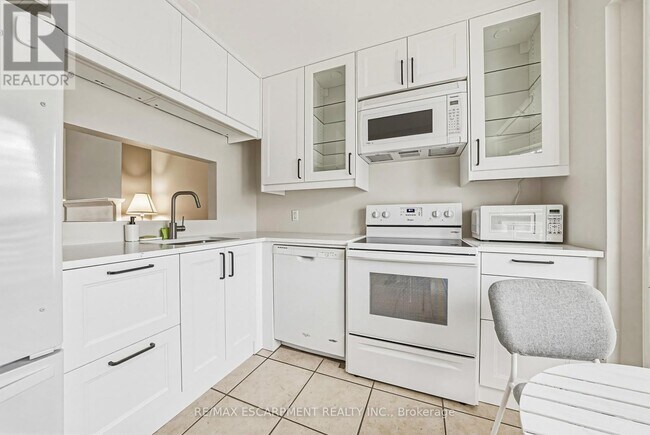 Photo du bâtiment - 1275 Maple Crossing Blvd