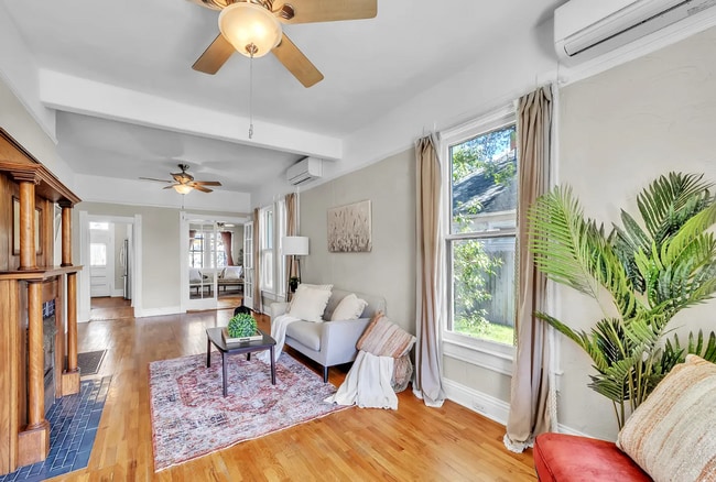 Foto del edificio - MOVE IN SPECIAL! Beautiful 5 Bedroom Home with Lots of Natural Light