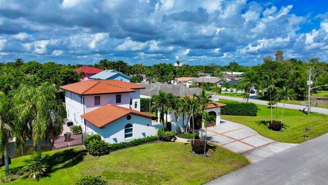 Foto del edificio - 6401 Travis Rd