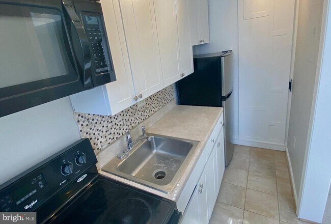 Building Photo - 1748 N Rhodes St