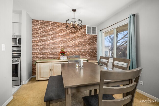 Building Photo - 2928 Roberts Dr