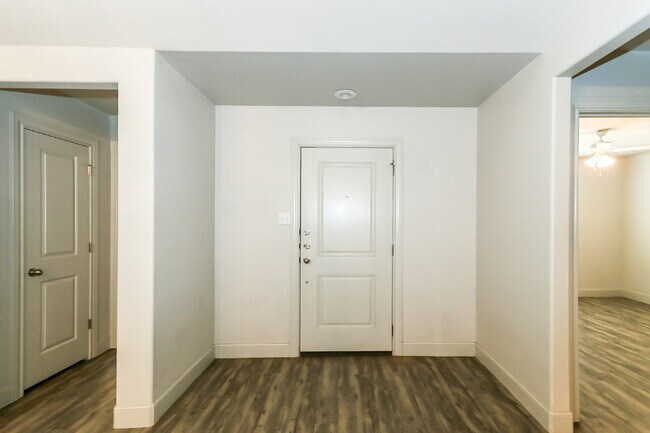 Foto del edificio - First full month's rent free/ "Experience ...