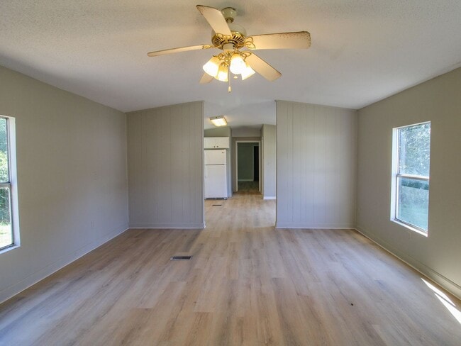 Building Photo - Completely Updated 3BR/2BA Trailer in Musc...