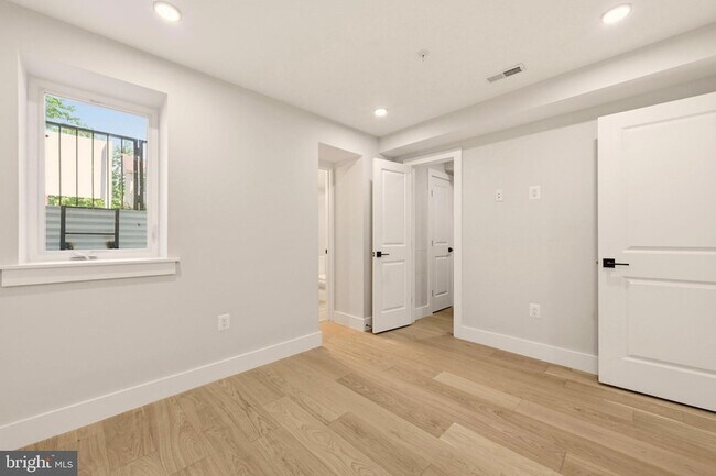 Foto del edificio - 724 Rock Creek Church Rd NW