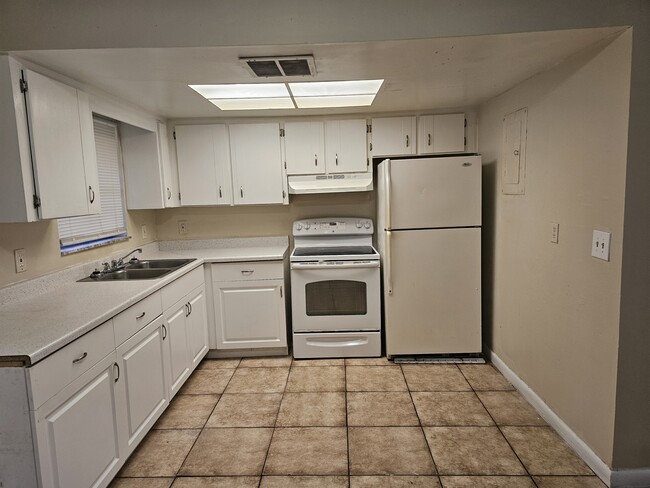 Building Photo - 2556 NW 52nd Ave