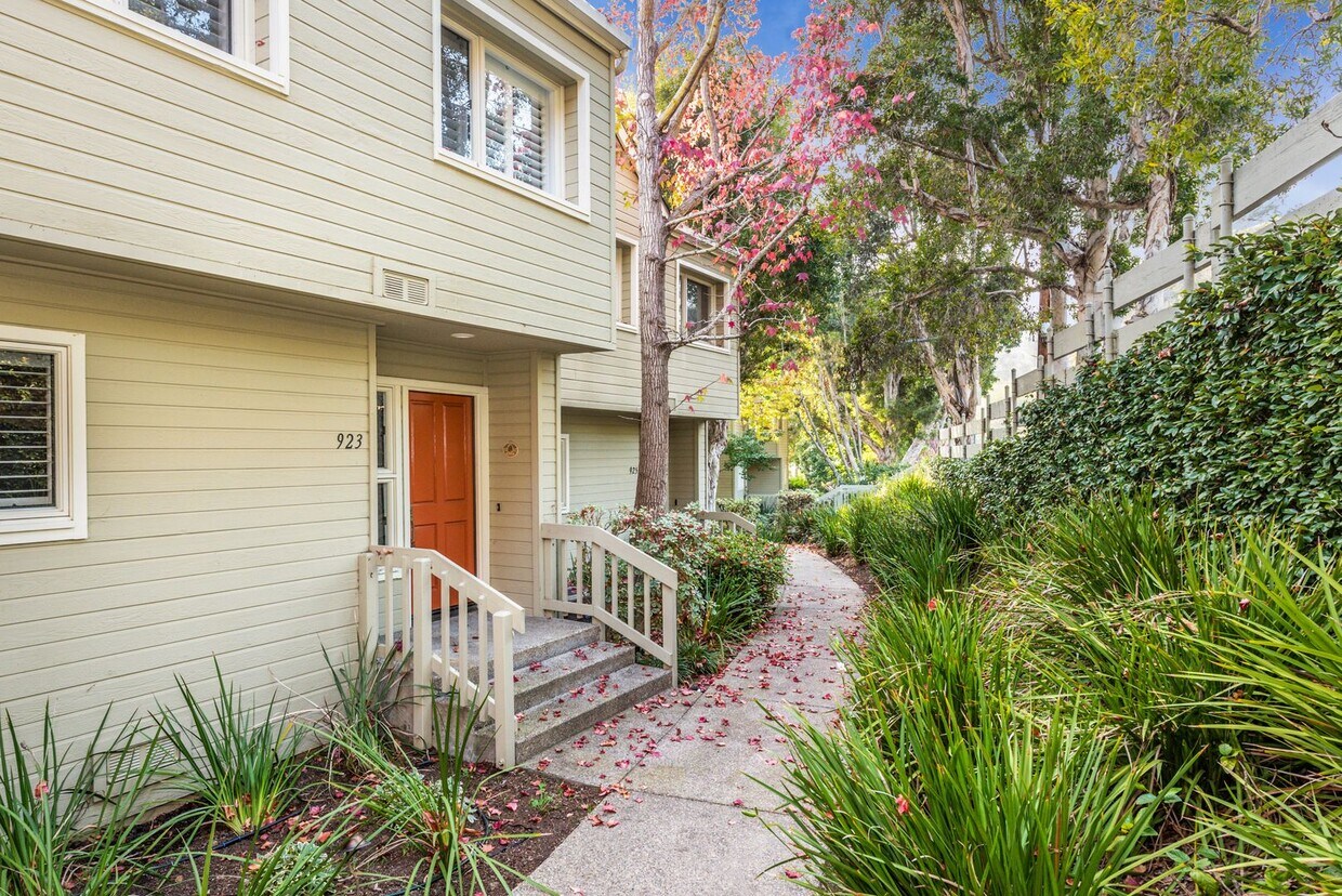 Foto principal - Spacious 3BD/2.5BA Mesa Townhome! (Walking...