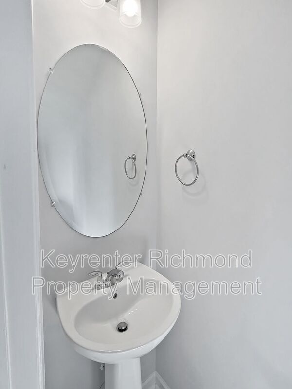 Foto del edificio - 719 McCormick Farm Dr