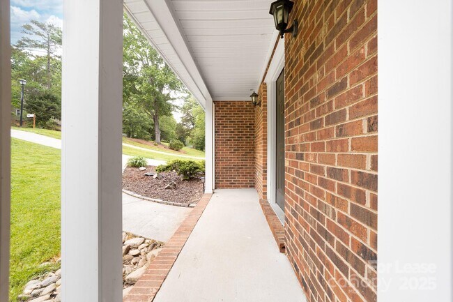 Foto del edificio - 616 Silversmith Ln