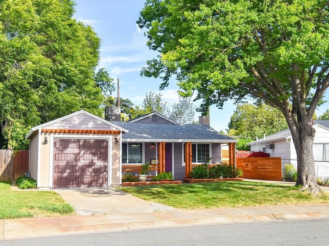 Primary Photo - Lovely home available soon! BIG backyard! ...