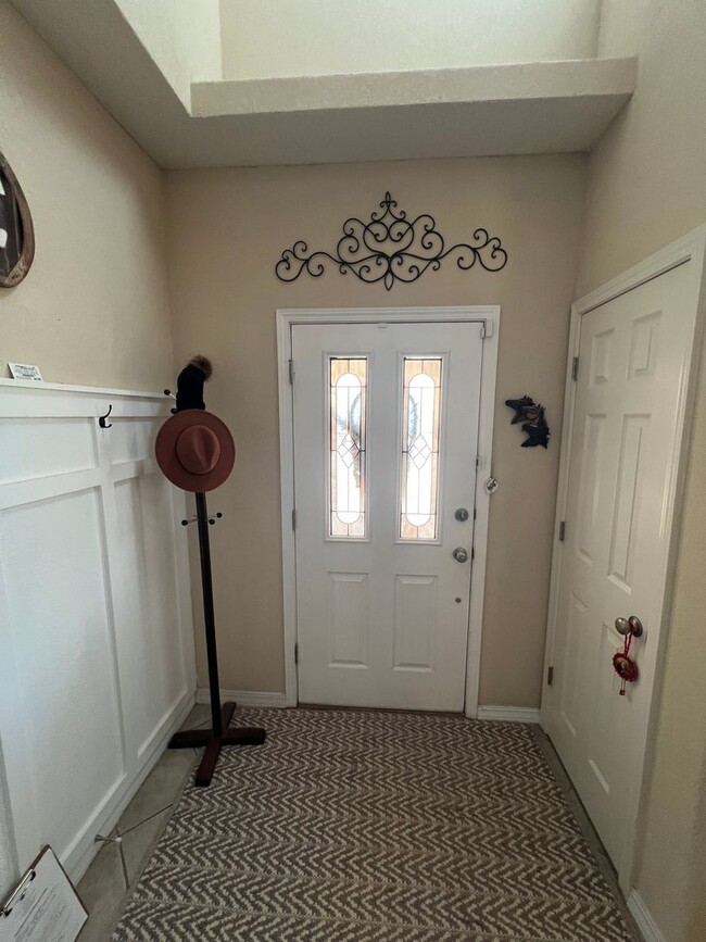 Foto del edificio - Charming 3-Bed, 2.5-Bath Home with Cozy Fi...