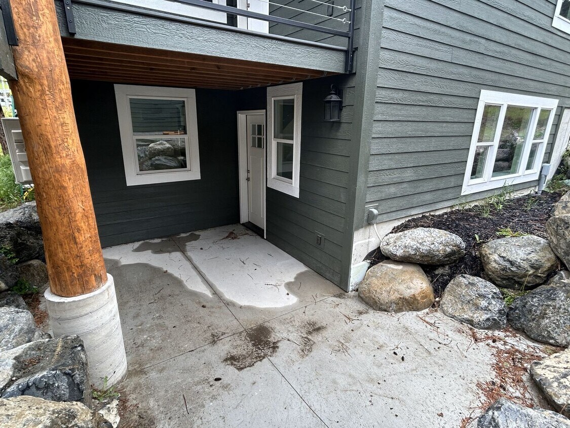 131 Clothier Ln Unit B, Lakeside, MT 59922 Room for Rent in Lakeside