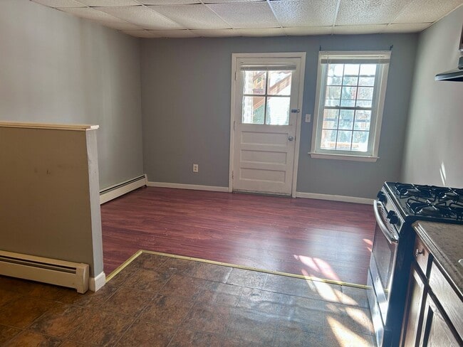 Building Photo - 5 Crescent St