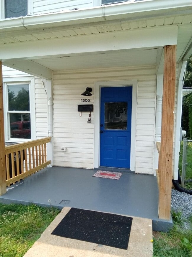 Renovated 2BR, 1 BA SFH - Renovated 2BR, 1 BA SFH Townhome