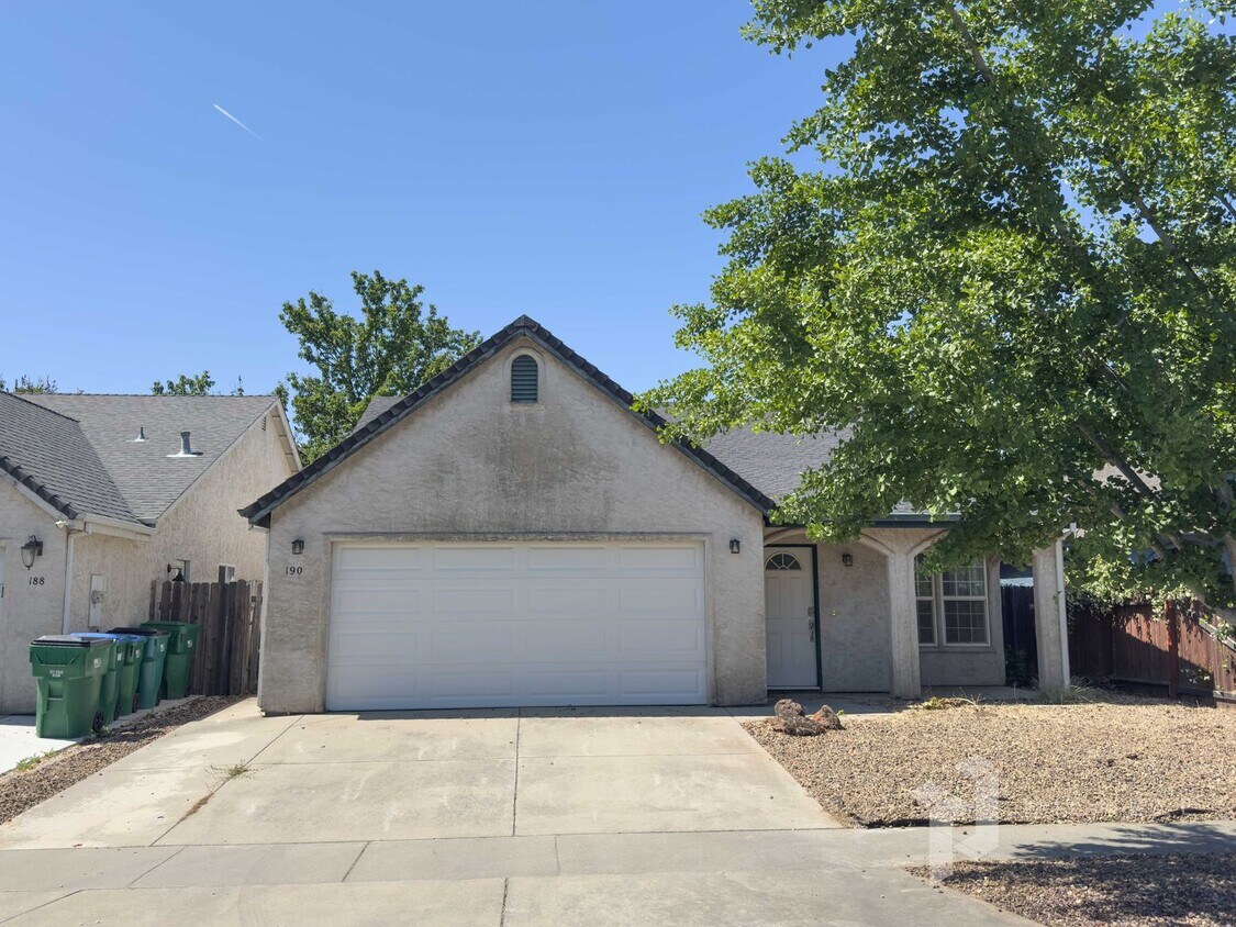 Foto principal - 3 Bedroom, 2 Bath Chico Home!