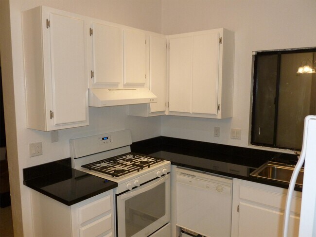 Building Photo - 494 Lewis Ln