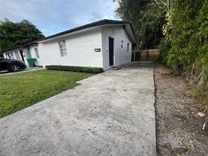 Building Photo - 3102 SW 10th St