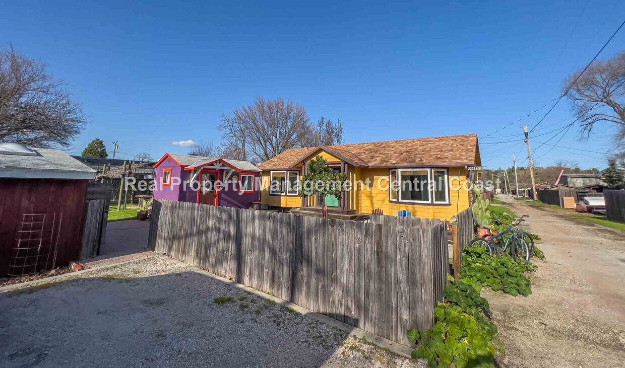 Primary Photo - AVAILABLE NOW - Partially Furnished Quaint...