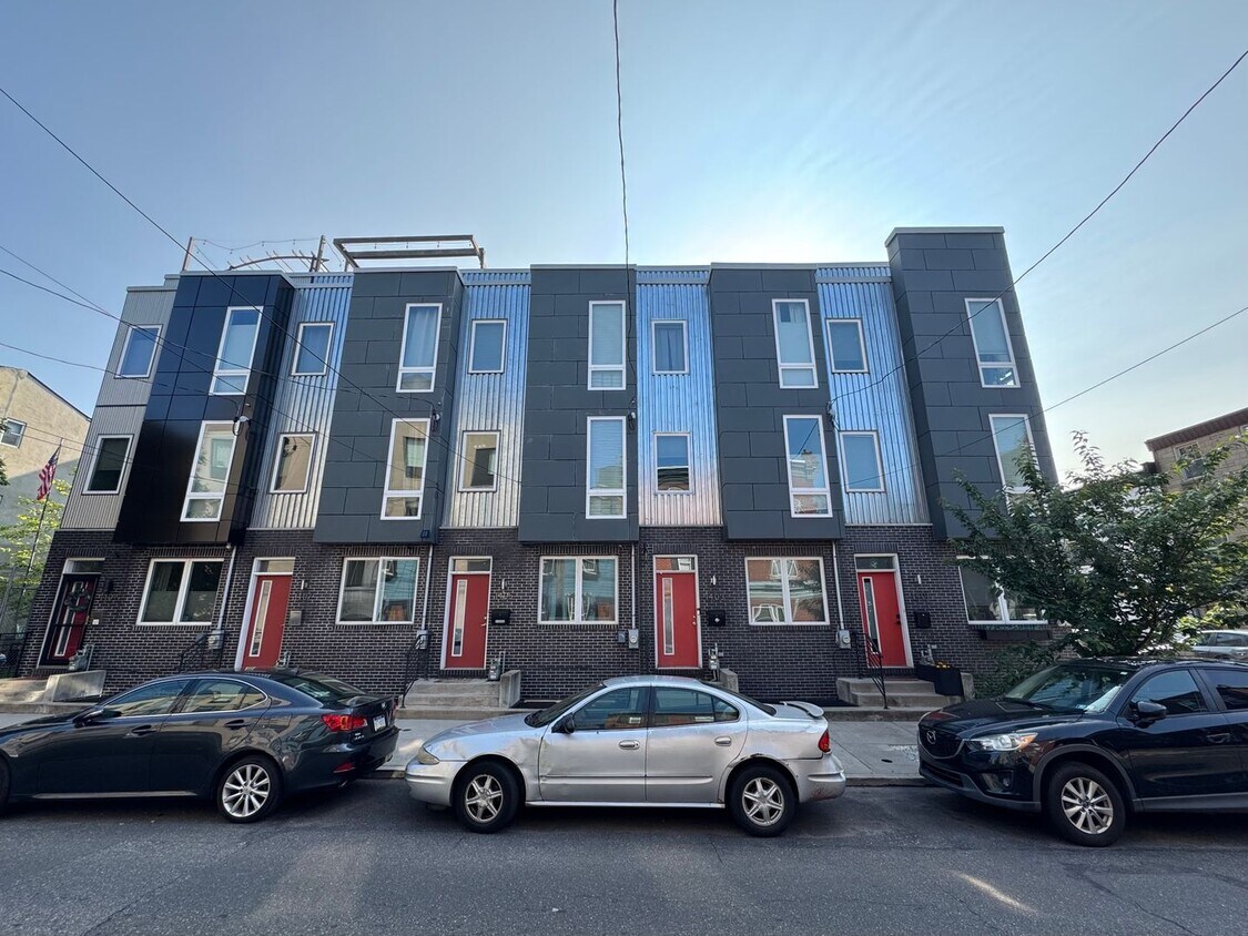 Primary Photo - Luxurious 3-Bed Fishtown Home with Private...