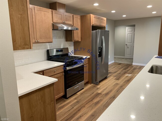 Foto del edificio - 6 br, 3 bath House - 2410 E 61st Ave 2 fam...