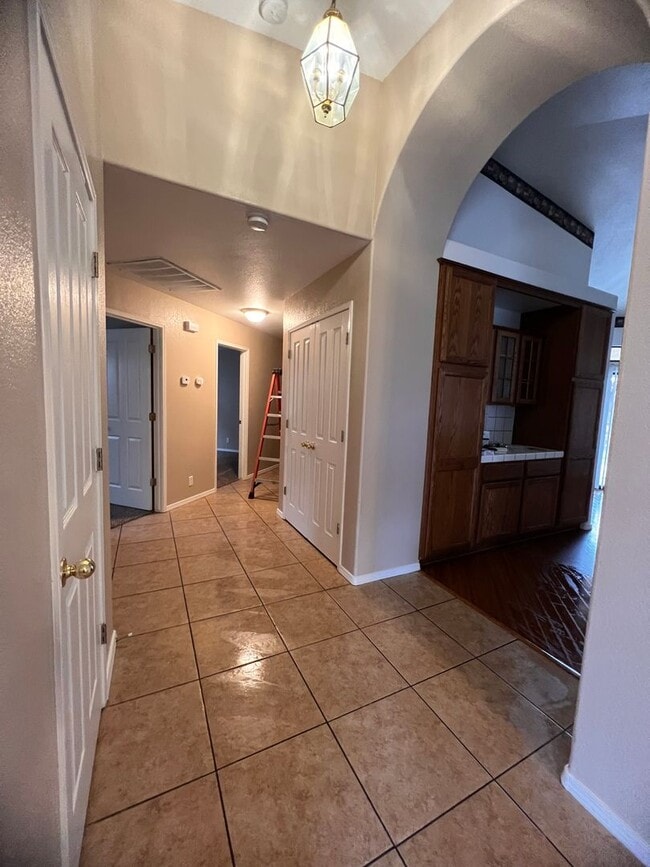 Building Photo - 1825 MODOC AVE 3 BEDROOM 2 BATHROOM EASTSI...