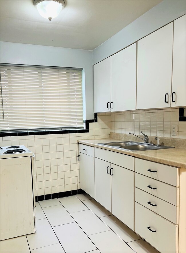 Kitchen - 1623 Summit Rd