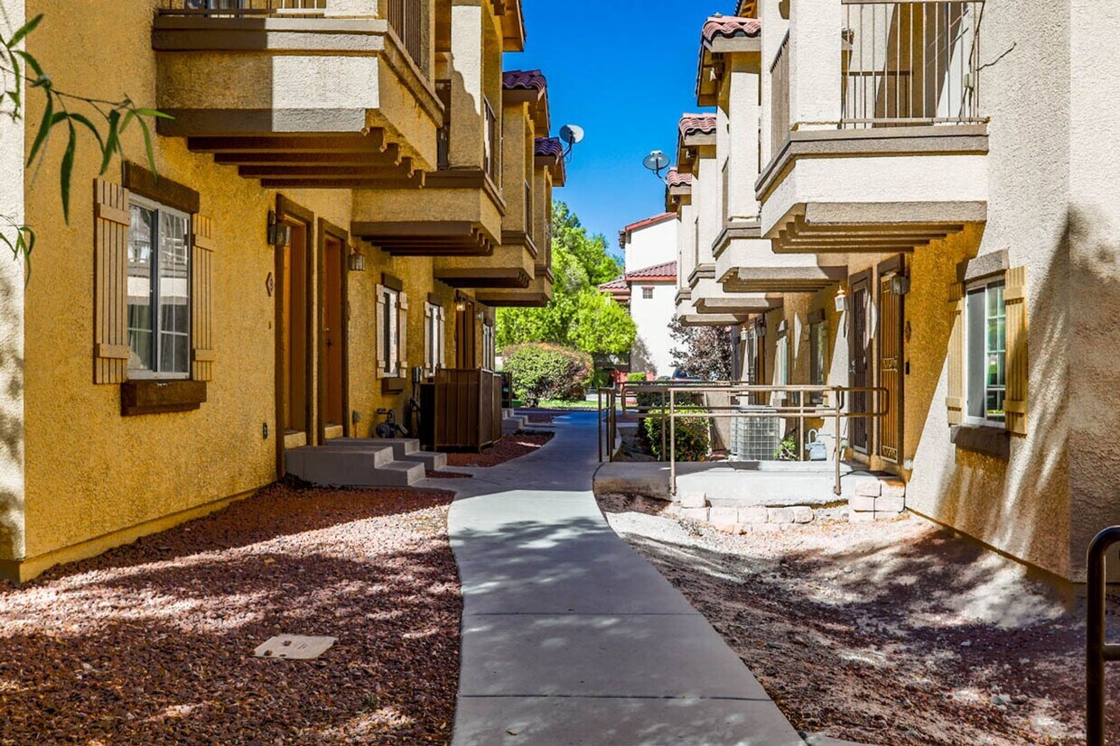 Foto principal - 4 Bed and 4 Bath Townhome In Gated North Las Vegas Community