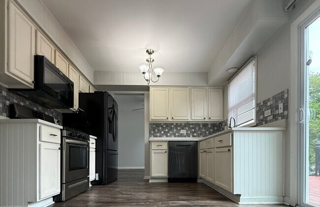 Foto del edificio - 2116 Briar Hill Dr