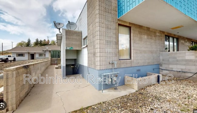 Building Photo - 674 N Cedar St