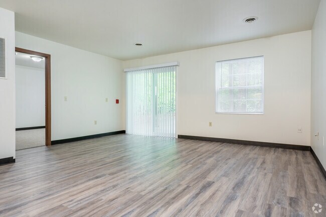 3 habitaciones, 1 baño - 1110 pies cuadrados - Sala de estar - Sylvan Glen Apartments