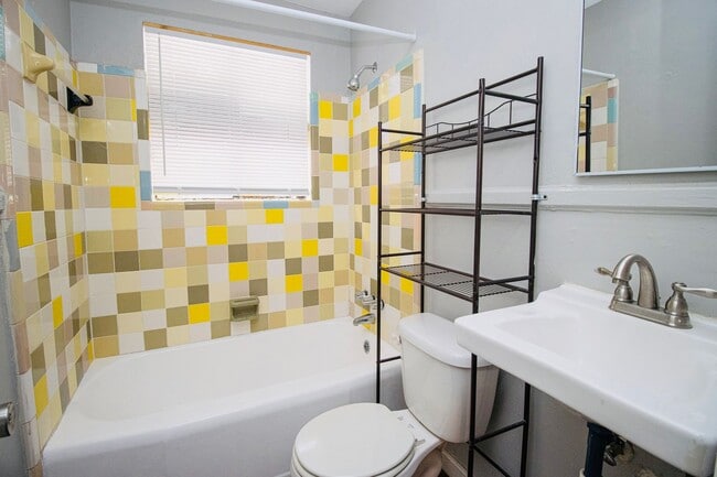 Building Photo - Bright & Convenient 2 Bedroom, 1 Bath in West Columbia