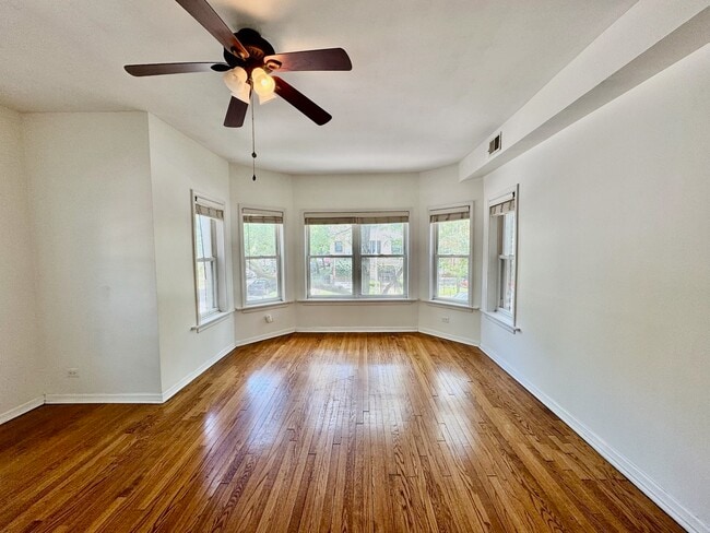 Foto del edificio - 6042 N Kenmore Ave