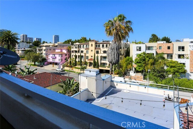 Foto del edificio - 1423 S Beverly Glen Blvd
