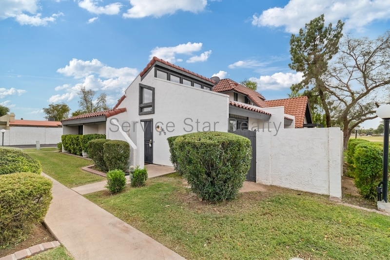 Primary Photo - 2810 E Glenrosa Ave