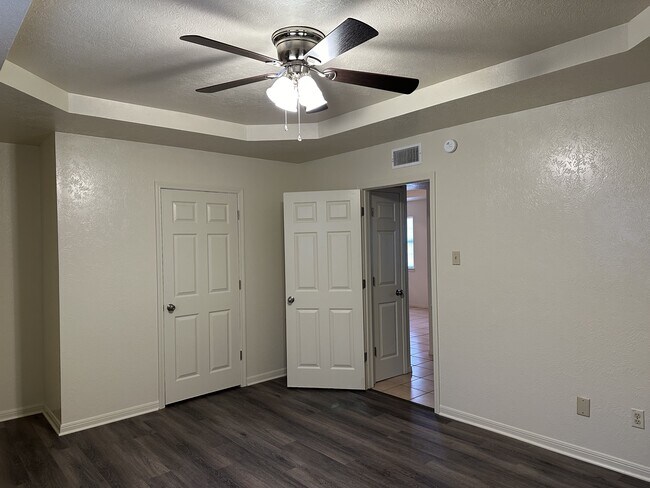 Foto del edificio - 5675 Stones Throw Dr