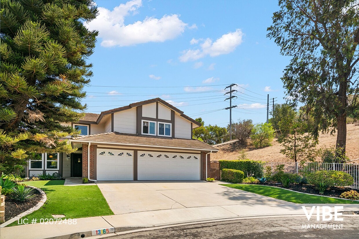 Foto principal - Gorgeous Moorpark home perched up on a cul...