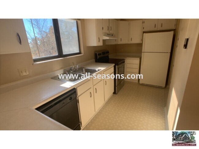 Foto del edificio - Charming multi-story duplex unit, nestled ...
