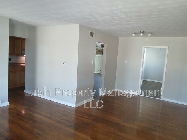 Building Photo - 3547 Hallbrook St