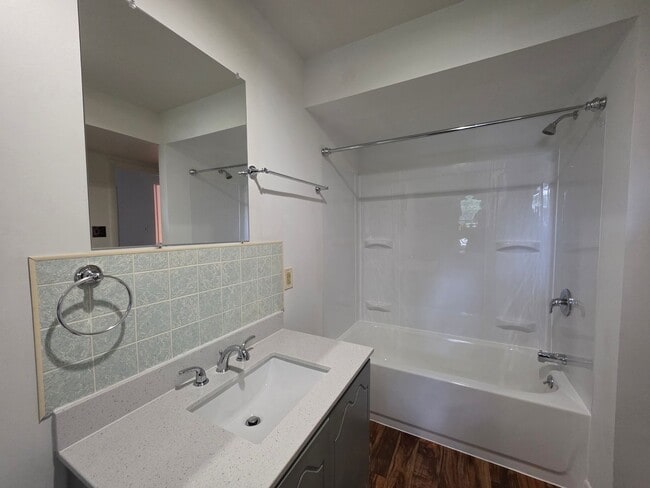 Building Photo - 110 E 40th St