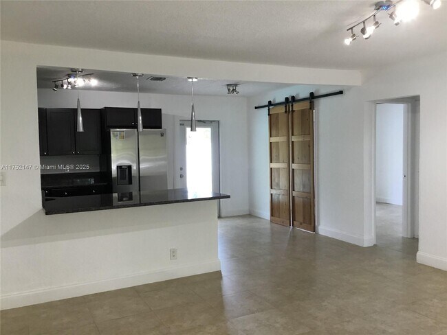 Foto del edificio - 5881 SW 15th St