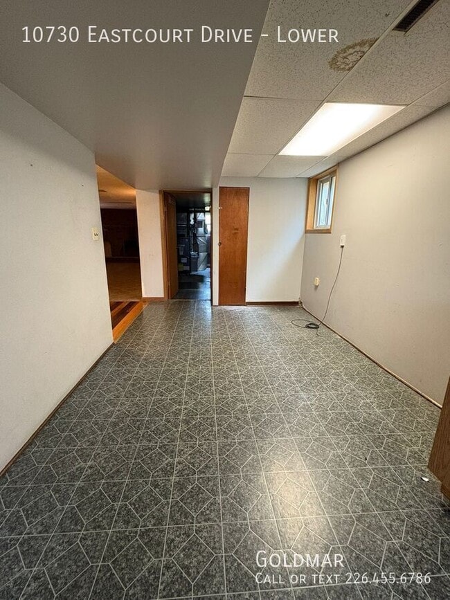 Building Photo - ALL INCLUSIVE One Bedroom Lower Unit