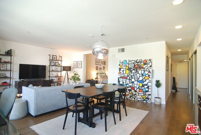 Building Photo - 901 Flower St