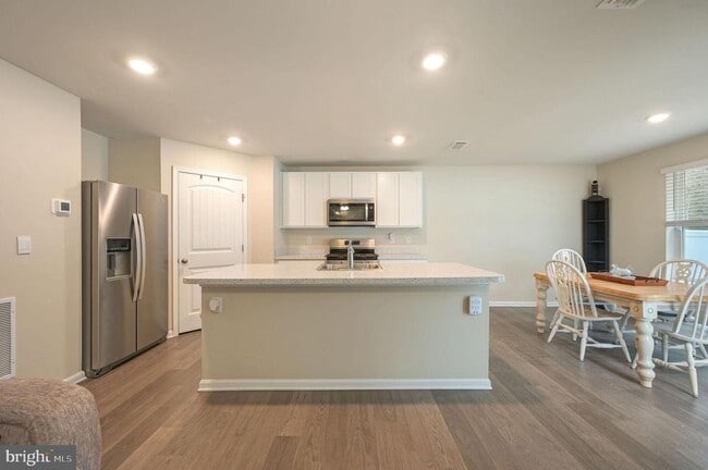 Building Photo - 504 Currant Cir